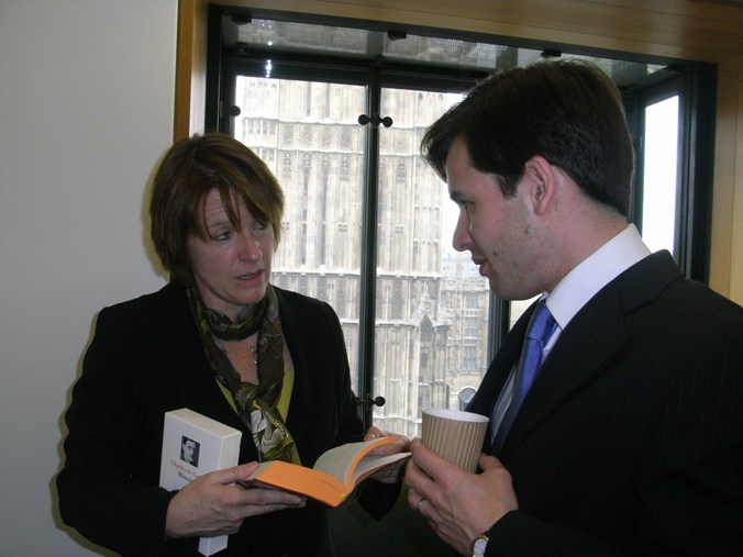 Mardi 30 mars 2009 - Londres, Chambre des Communes - Stéphane Jacquemet avec Caroline Spelman, future Ministre de l'agriculture et de l'environnement du gouvernement de David Cameron (2010-2012) – © Collection privée - DR.