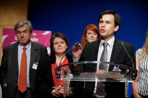 Mercredi 11 juin 2008 – Paris, Ministère de l’Economie – Stéphane Jacquemet entouré par Bernard Esambert (à gauche), ancien conseiller du Président Georges Pompidou pour les affaires industrielles, et Orianne Garcia (en arrière-plan au centre-droit), fondatrice de CARAMAIL, à l'occasion de la deuxième édition du Prix de la Stratégie d'Entreprise - © Forum de la Stratégie d’Entreprise – Photographe : Bernard Lachaud – DR.