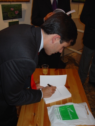 Jeudi 21 octobre 2004 - Paris, Siège des éditions l'Harmattan - Stéphane Jacquemet à l'occasion de la séance de signature de son ouvrage "Les fonds d'épargne de proximité, FIP Mode d'emploi", co-écrit avec Jean-Marc Vernière – © Collection privée - DR.