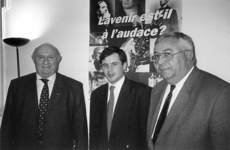 Vendredi 4 avril 2002 - Saint-Etienne - Stéphane Jacquemet aux côtés de d'une de ses références politiques, Lucien Neuwirth (à gauche), compagnon de la libération, ancien député de la Loire et ancien questeur du Sénat, "père politique" en 1967 de la légalisation de la pilule contraceptive, en présence de Georges Berne (à droite), conseiller général de la Loire – © Collection privée - DR.