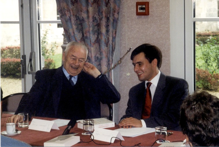 Jeudi 25 octobre 2001 - Angoulême - Stéphane Jacquemet avec Georges Chavanes, ancien Ministre délégué auprès du Ministre de l'Economie (gouvernement Chirac 1986-1988), industriel (Leroy-Somer) ancien Maire d'Angoulême ayant redressé les finances de la ville, initiateur de l'épargne de proximité en Ardèche, à l'occasion d'une conférence de presse commune consacrée à l'ouvrage "L'audace économique", avant son intervention le même jour à l'Assemblée Générale annuelle de la Chambre Régionale de Commerce et d'Industrie (CRCI) du Limousin-Poitou-Charentes – © Collection privée - DR.