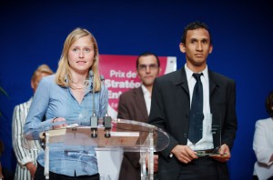 Mercredi 10 juin 2009 – Paris, Ministère de l’Economie –  Les étudiants de l'UPMC, Aline Liénart et Eric Tossah, au pupitre après avoir reçu la première Palme de l'Analyse Stratégique, pour leur étude de la stratégie de l'entreprise Bioalliance Pharma - © Forum de la Stratégie d’Entreprise – Photographe : Bernard Lachaud – DR.