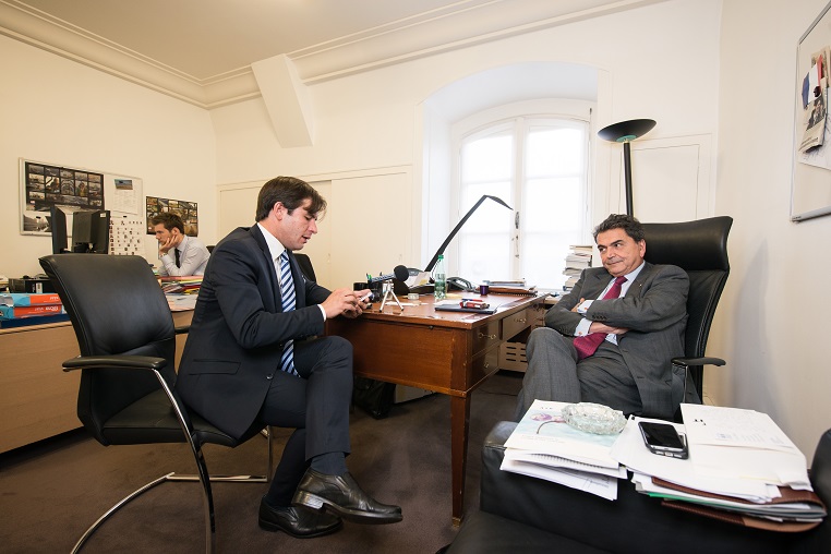 Stéphane Jacquemet et Pierre Lellouche lors de l'enregistrement de l'émission Réflexions partagées - © Collection privée - Photographe : Edouard Meyer - Deyer Studio - DR.