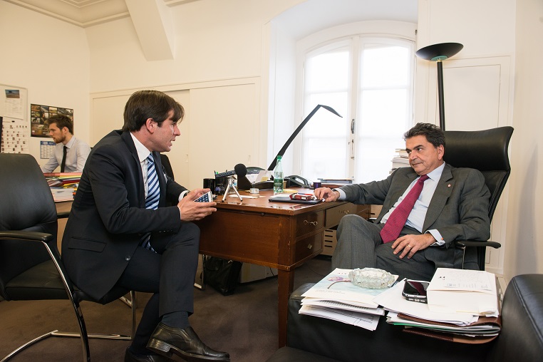 Stéphane Jacquemet et Pierre Lellouche lors de l'enregistrement de l'émission Réflexions partagées - © Collection privée - Photographe : Edouard Meyer - Deyer Studio - DR