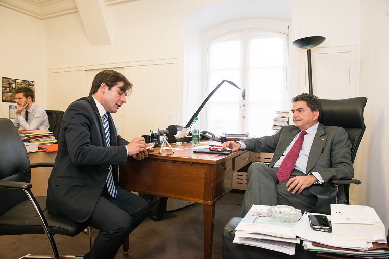 Stéphane Jacquemet et Pierre Lellouche lors de l'enregistrement de l'émission Réflexions partagées - © Collection privée - Photographe : Edouard Meyer - Deyer Studio - DR.