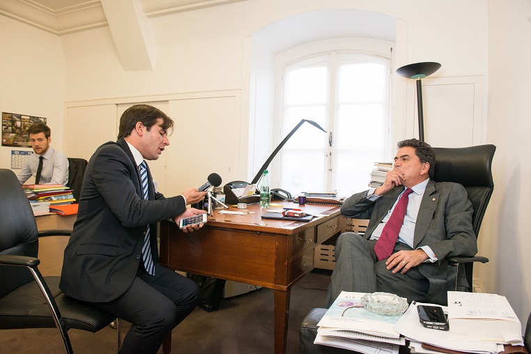 Stéphane Jacquemet et Pierre Lellouche lors de l'enregistrement de l'émission Réflexions partagées - © Collection privée - Photographe : Edouard Meyer - Deyer Studio - DR.