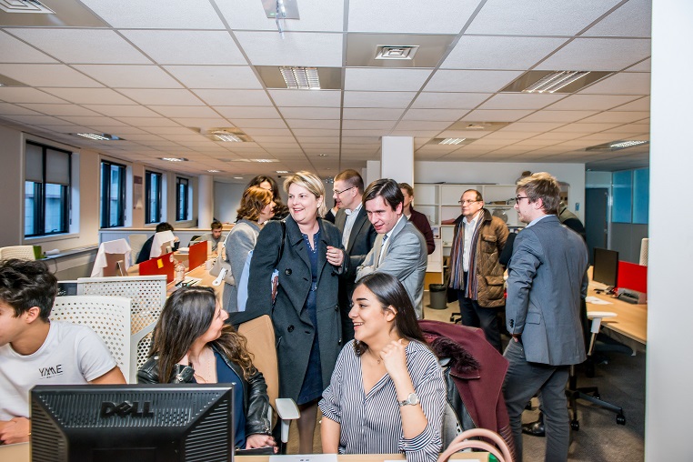 Au centre, de gauche à droite : Evelyne Platnic-Cohen (fondatrice de Booster Academy) et Stéphane Jacquemet (vice-président de Bee for Biz) - Visite de l’incubateur de start-up de l’ISC Paris - Débat #Ambition - 21 mars 2017 – Be(e) for Biz – Levallois – ISC Paris © Collection privée - Photographe : Edouard Meyer - Deyer Studio - DR.