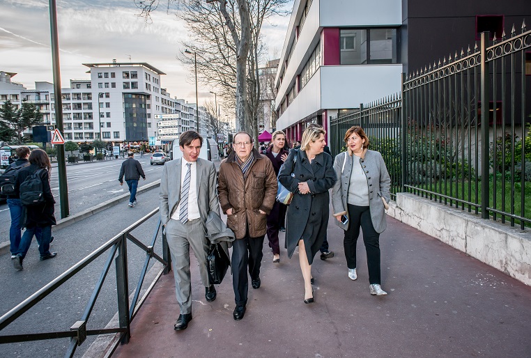 De gauche à droite : Stéphane Jacquemet (vice-président de Bee for Biz), Jean-Yves Cavallini (adjoint au maire de Levallois), Martine Verbrugghe (directeur des relations entreprises et alumni de l’ISC Paris Business School – à l’arrière-plan), Evelyne Platnic-Cohen (fondatrice de Booster Academy) et Sandra Le Grand (fondatrice de Kalidea) - Débat #Ambition - 21 mars 2017 – Be(e) for Biz – Levallois – ISC Paris © Collection privée - Photographe : Edouard Meyer - Deyer Studio - DR.