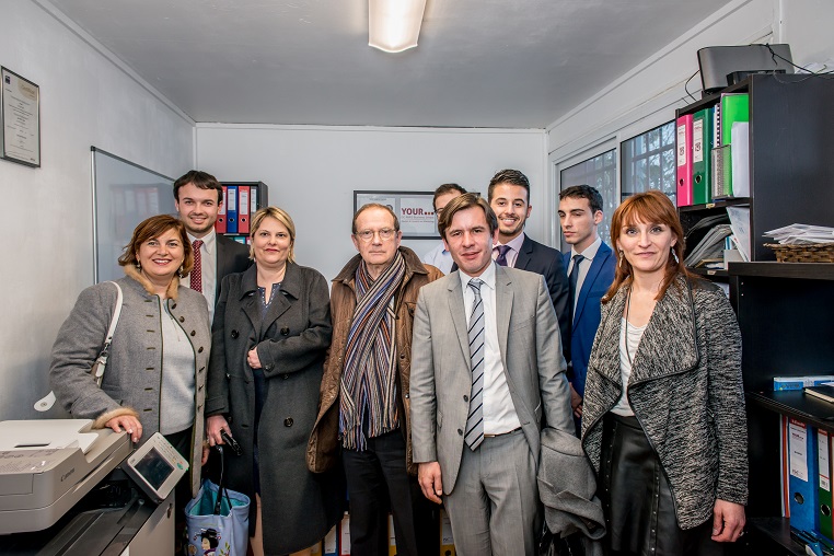 Visite de YOUR la Junior Entreprise de l’ISC Paris – Au premier rang, de gauche à droite : Sandra Le Grand (fondatrice de Kalidea), Evelyne Platnic-Cohen (fondatrice de Booster Academy), Jean-Yves Cavallini (adjoint au maire de Levallois), Stéphane Jacquemet (vice-président de Bee for Biz) et Déborah Encaoua (conseillère municipale déléguée de Levallois) – Au deuxième rang (3ème à partir de la gauche) : Corentin Charrier (président de la junior entreprise YOUR) - Débat #Ambition - 21 mars 2017 – Be(e) for Biz – Levallois – ISC Paris © Collection privée - Photographe : Edouard Meyer - Deyer Studio - DR.