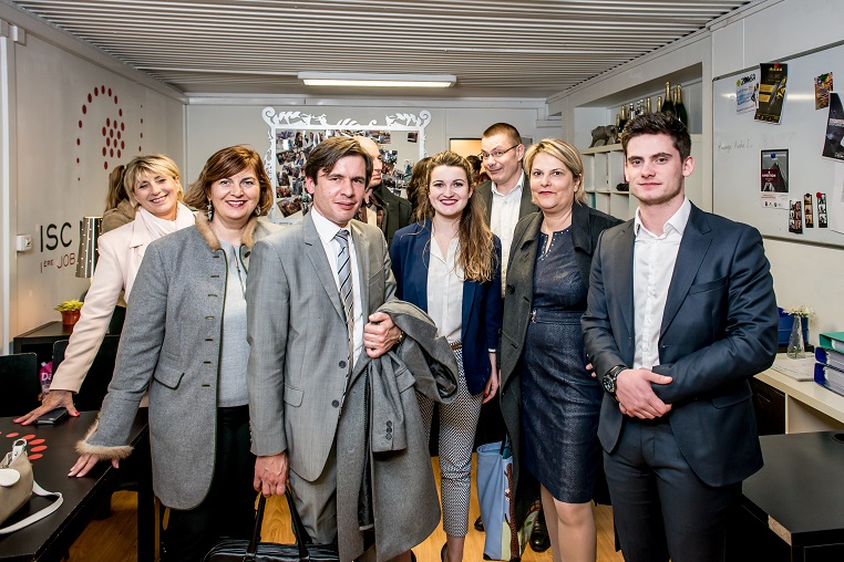 Visite d’ISC Network – De gauche à droite : Sandra Le Grand (fondatrice de Kalidea), Stéphane Jacquemet (vice-président de Bee for Biz), Aude Ainses (présidente 2016-2017 d’ISC Network), Pierre Barreaud (directeur des entreprises etudiantes et projets entrepreneurs à l’ISC Paris Business School), Evelyne Platnic-Cohen et Esteban Sanchez (président 2017-2018 d’ISC Network) - Débat #Ambition - 21 mars 2017 – Be(e) for Biz – Levallois – ISC Paris © Collection privée - Photographe : Edouard Meyer - Deyer Studio - DR.