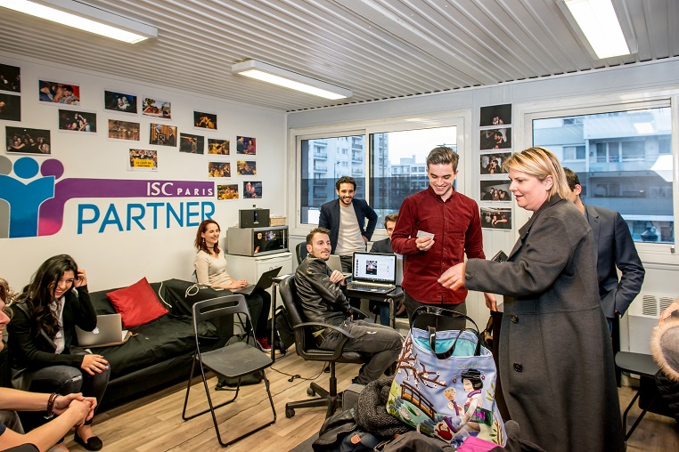 Visite d’ISC Partner – Au premier plan : Evelyne Planic-Cohen (fondatrice de Booster Academy) - Débat #Ambition - 21 mars 2017 – Be(e) for Biz – Levallois – ISC Paris © Collection privée - Photographe : Edouard Meyer - Deyer Studio - DR.