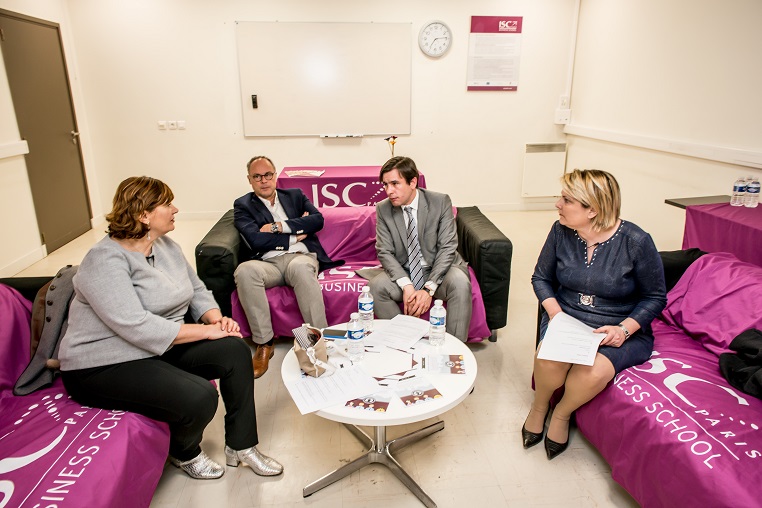 De gauche à droite : Sandra Le Grand (fondatrice de Kalidea), Buno Neil (directeur général de l’ISC Paris Business School), Stéphane Jacquemet (vice-président de Bee for Biz) et Evelyne Platnic-Cohen (fondatrice de Booster Academy) - Débat #Ambition - 21 mars 2017 – Be(e) for Biz – Levallois – ISC Paris © Collection privée - Photographe : Edouard Meyer - Deyer Studio - DR.