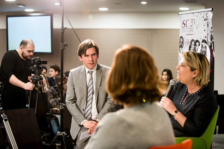 De gauche à droite : Stéphane Jacquemet (vice-président de Bee for Biz), Sandra Le Grand (fondatrice de Kalidea - de dos) et Evelyne Platnic-Cohen (fondatrice de Booster Academy) - Débat #Ambition - 21 mars 2017 – Be(e) for Biz – Levallois – ISC Paris © Collection privée - Photographe : Edouard Meyer - Deyer Studio - DR.