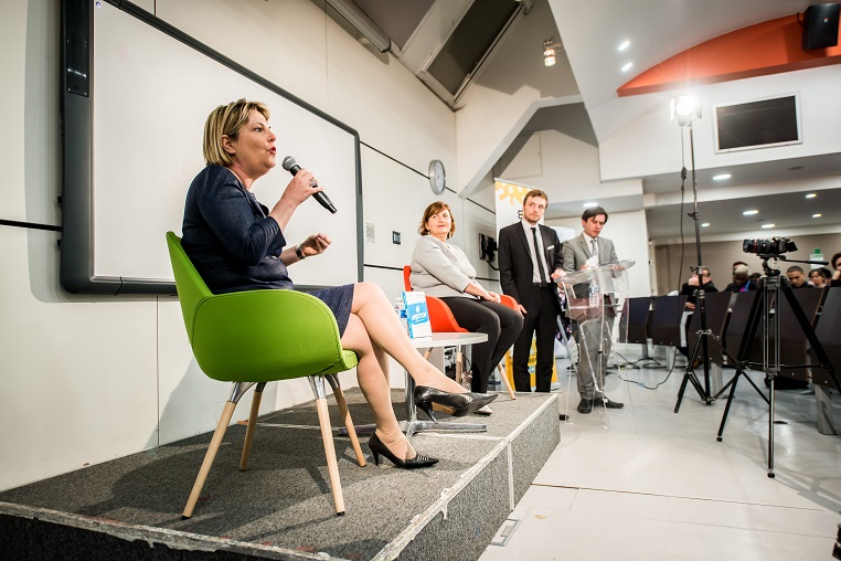 Au premier plan : Evelyne Platnic-Cohen (fondatrice de Booster Academy) - Débat #Ambition - 21 mars 2017 – Be(e) for Biz – Levallois – ISC Paris © Collection privée - Photographe : Edouard Meyer - Deyer Studio - DR.