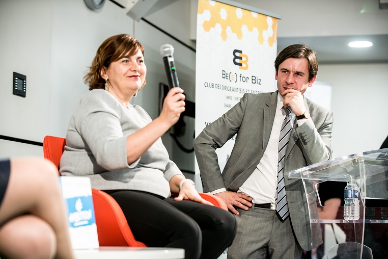 De gauche à droite : Sandra Le Grand (fondatrice de Kalidea) et Stéphane Jacquemet (vice-président de Bee for Biz) - Débat #Ambition - 21 mars 2017 – Be(e) for Biz – Levallois – ISC Paris © Collection privée - Photographe : Edouard Meyer - Deyer Studio - DR.