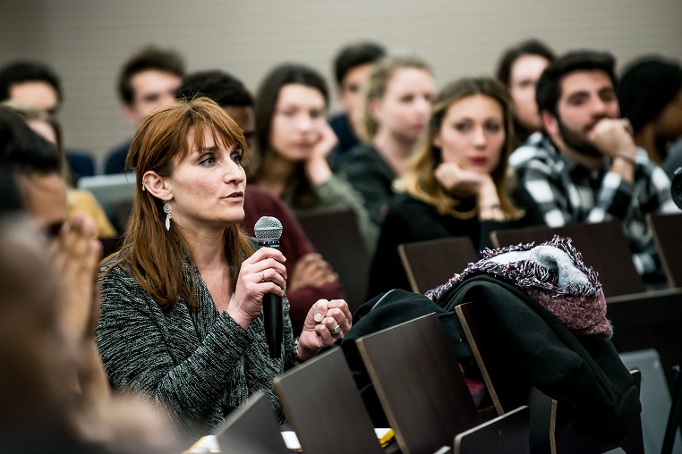 Déborah Encaoua (conseillère municipale déléguée de Levallois) - Débat #Ambition - 21 mars 2017 – Be(e) for Biz – Levallois – ISC Paris © Collection privée - Photographe : Edouard Meyer - Deyer Studio - DR.