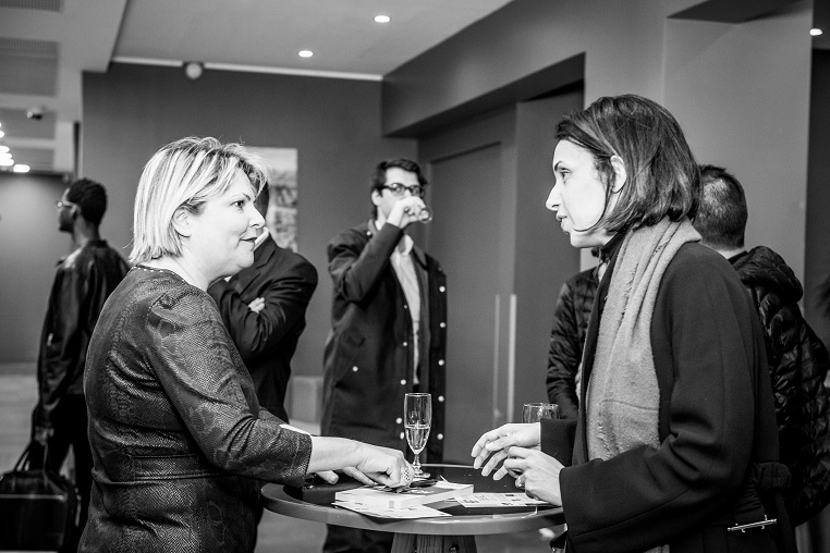 De gauche à droite : Evelyne Platnic-Cohen (fondatrice de Booster Academy) et Rezlaine Zaher (fondatrice d’Executive Studio) - Débat #Ambition - 21 mars 2017 – Be(e) for Biz – Levallois – ISC Paris © Collection privée - Photographe : Edouard Meyer - Deyer Studio - DR.