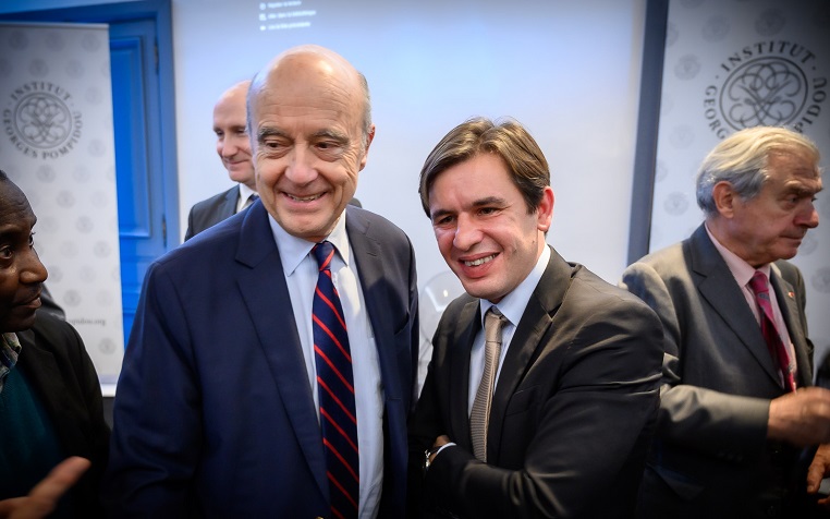 De gauche à droite : Alain Juppé, Premier ministre de 1995 à 1997, et Stéphane Jacquemet – Paris – Jeudi 19 décembre 2019 – Trentième anniversaire de l’Institut Georges Pompidou - © Collection privée - Photographe : Bernard Lachaud - DR. 