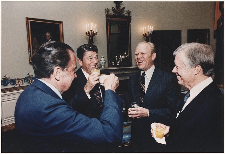 Les présidents Richard Nixon (républicain), Ronald Reagan (républicain), Gerald Ford (républicain) et Jimmy Carter (démocrate), le 11 octobre 1981 à la Maison Blanche.