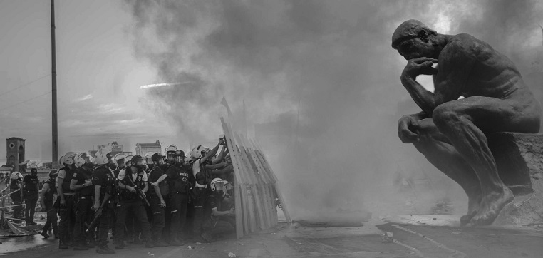 Le penseur face aux forces de l'ordre - © Engin Akyurt