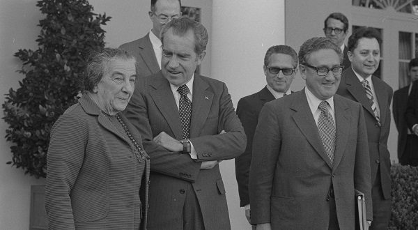 De gauche à droite, Golda Meir, Richard Nixon et Henry Kissinger le 1er novembre 1973 à la Maison Blanche