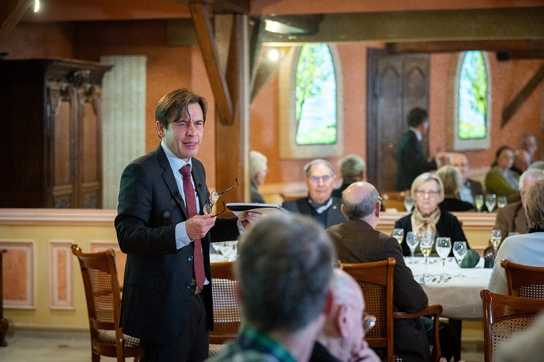 Stéphane Jacquemet donnant une conférence au Rotary sur la sagesse des Français libres – Caen (Calvados) – Mardi 21 janvier 2025 - © Collection privée - Photographe : Edouard Meyer – Deyer’s Studio - DR.