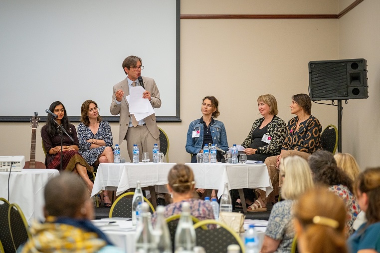 Stéphane Jacquemet (au centre) animant la table-ronde et débat « Entreprendre autrement » lors de la septième édition d’Expérientielle, le forum femmes en entreprise - De gauche à droite : Sumana (artiste compositrice et interprète), Nathalie Péchalat (double championne d’Europe et quintuple championne de France de danse sur glace), Johanna Dijkstra (dirigeante et fondatrice de Faust Magazine), Anne-Gaël Cousseau (dirigeante et fondatrice d’UNFOG) et Anne Verschave (fondatrice et dirigeante d’Anne Verschave Conseil) – Levallois (Hauts-de-Seine) – Jeudi 12 juin 2025 - © Collection privée - Photographe : Edouard Meyer – Deyer’s Studio - DR.