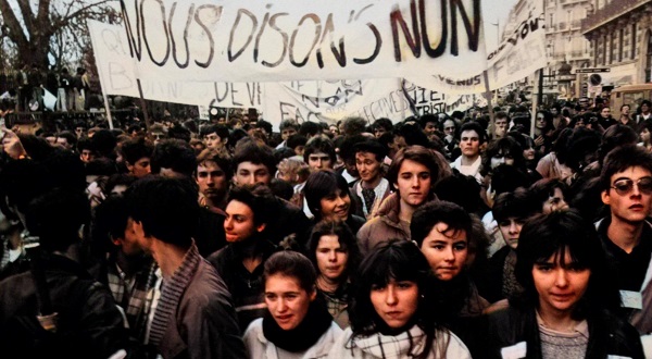 Manifestation au quartier latin contre la loi Devaquet – Paris – Mardi 11 novembre 1986 – Photo extraite du documentaire Devaquet si tu savais © Photographe : Franck Schneider – Libre de droits.